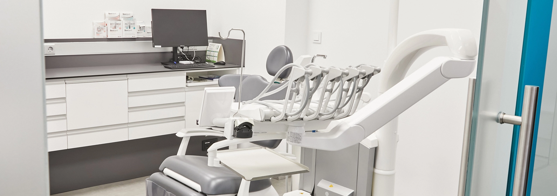 Instrumental dental d'última generació col·locat en una safata estèril dins d'una clínica moderna, reflectint un entorn d’alta tecnologia i odontologia de qualitat