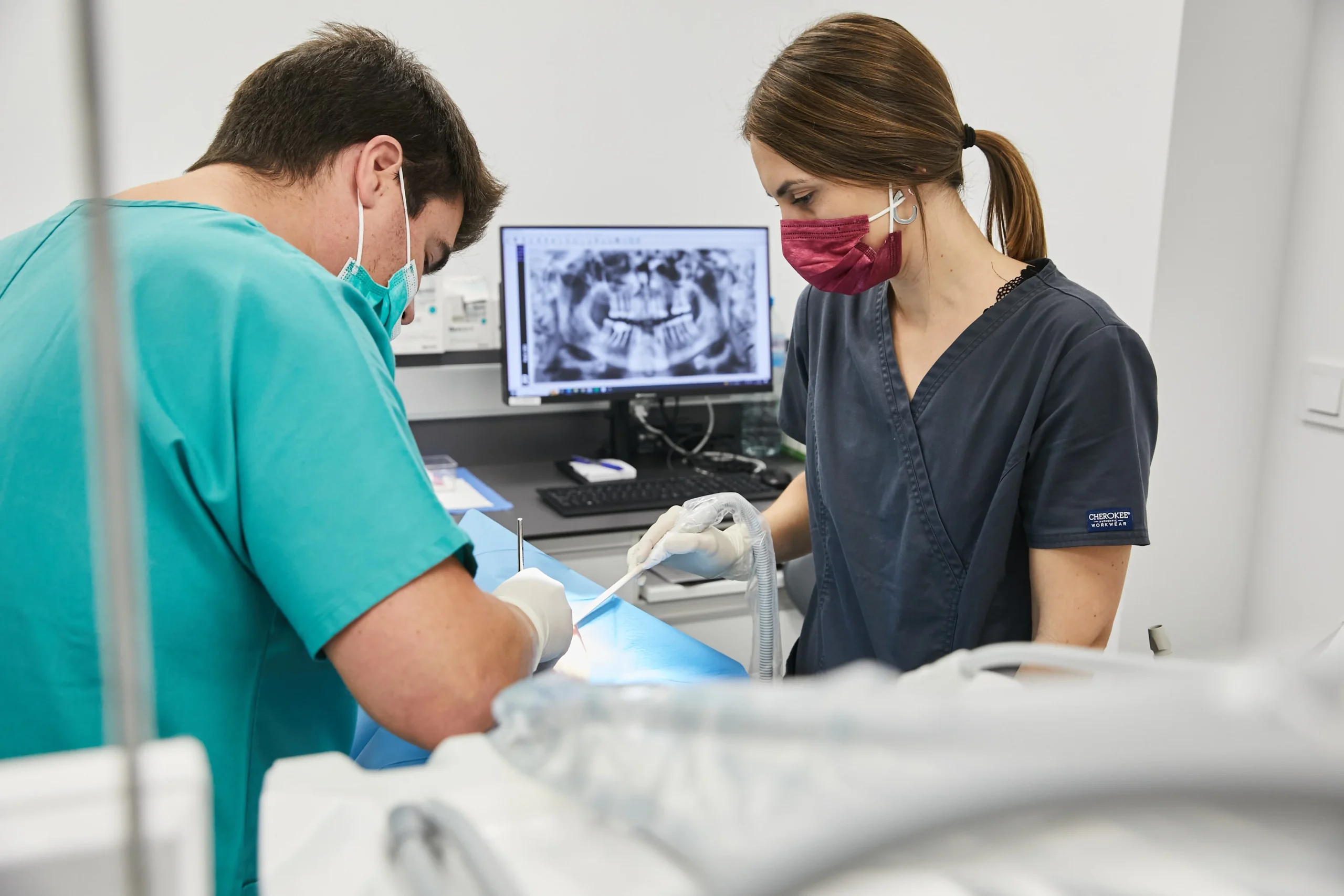 Doctors realitzant cirurgia a pacient