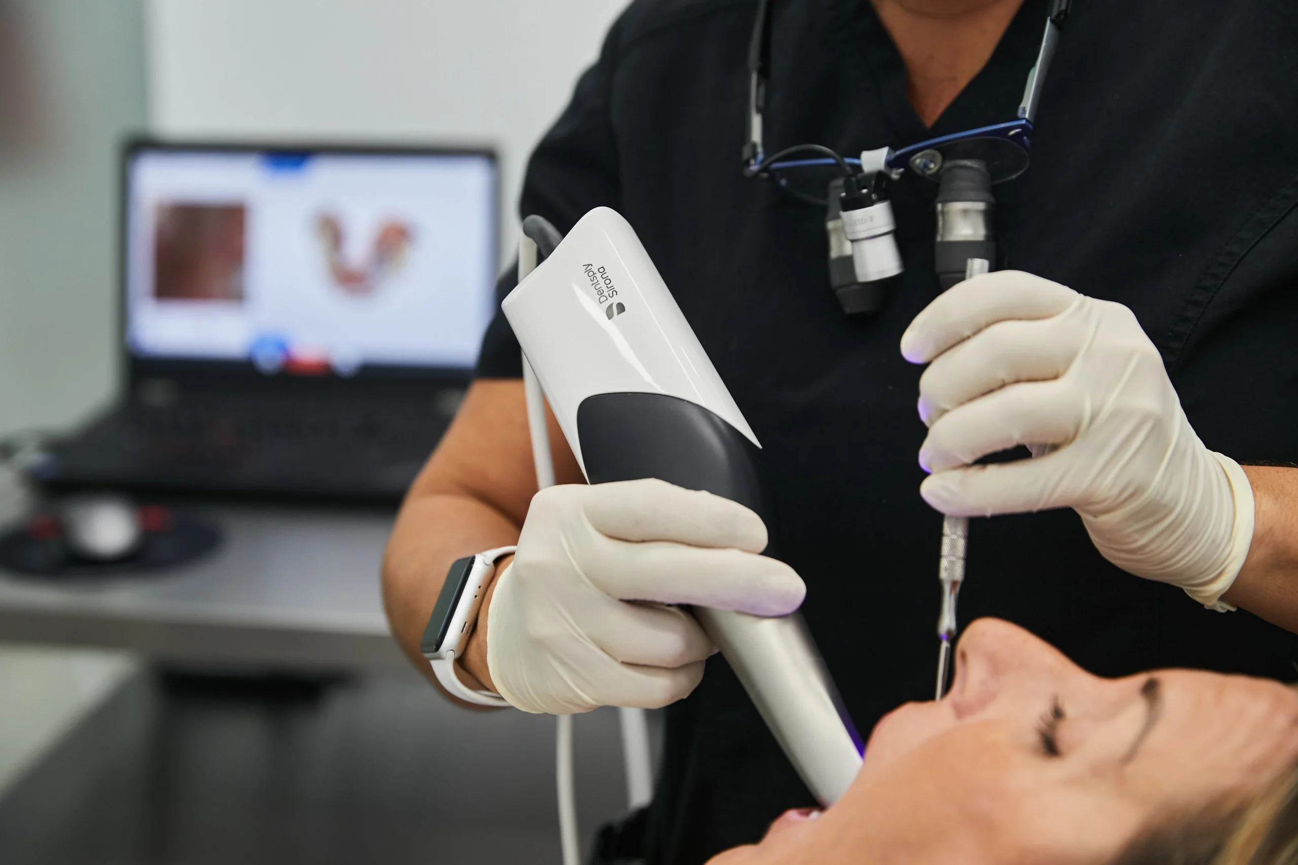 Dentista manipulant maquinaria dental