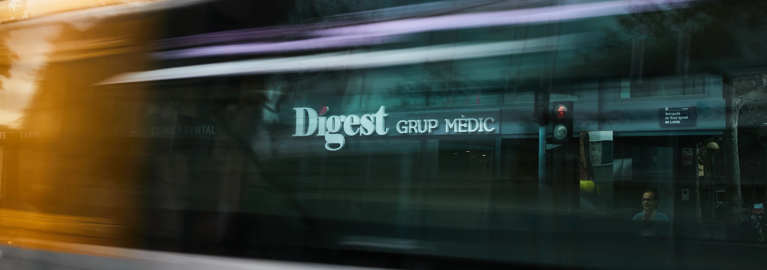 Façana de la clínica Digest Grup Mèdic vista a través del reflex difuminat.